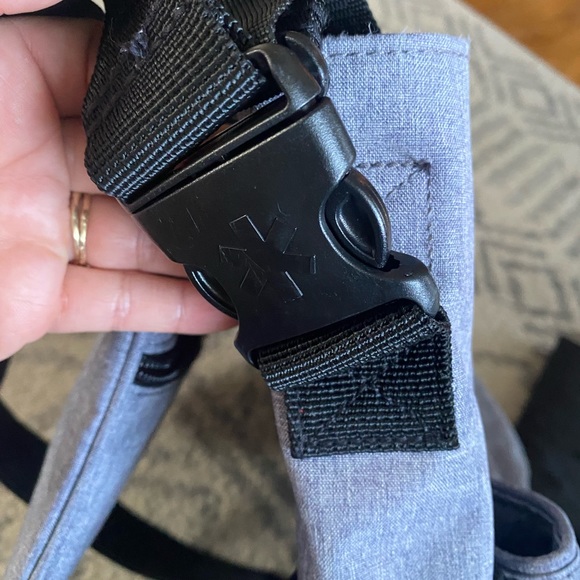 Skip Hop messenger-style large diaper bag - Picture 7 of 10